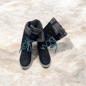 totes Black Quilted Boots with Blue Laces